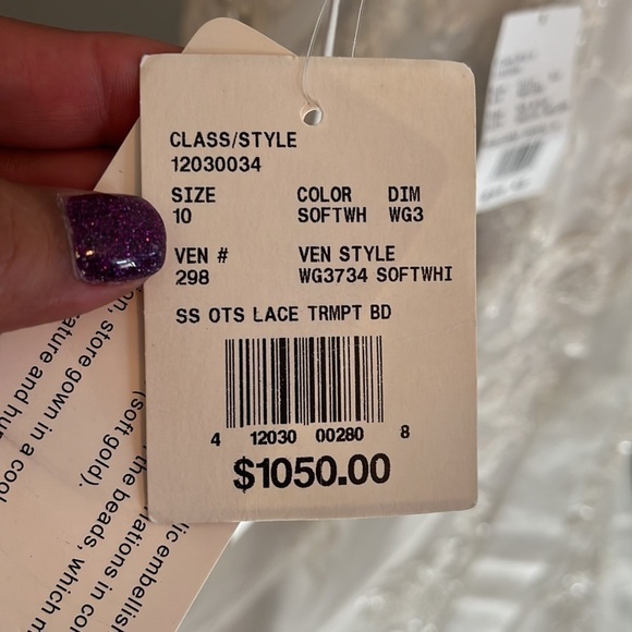 David’s bridal white wedding dress never used size 9. Comes with veil and belt - Picture 14 of 16